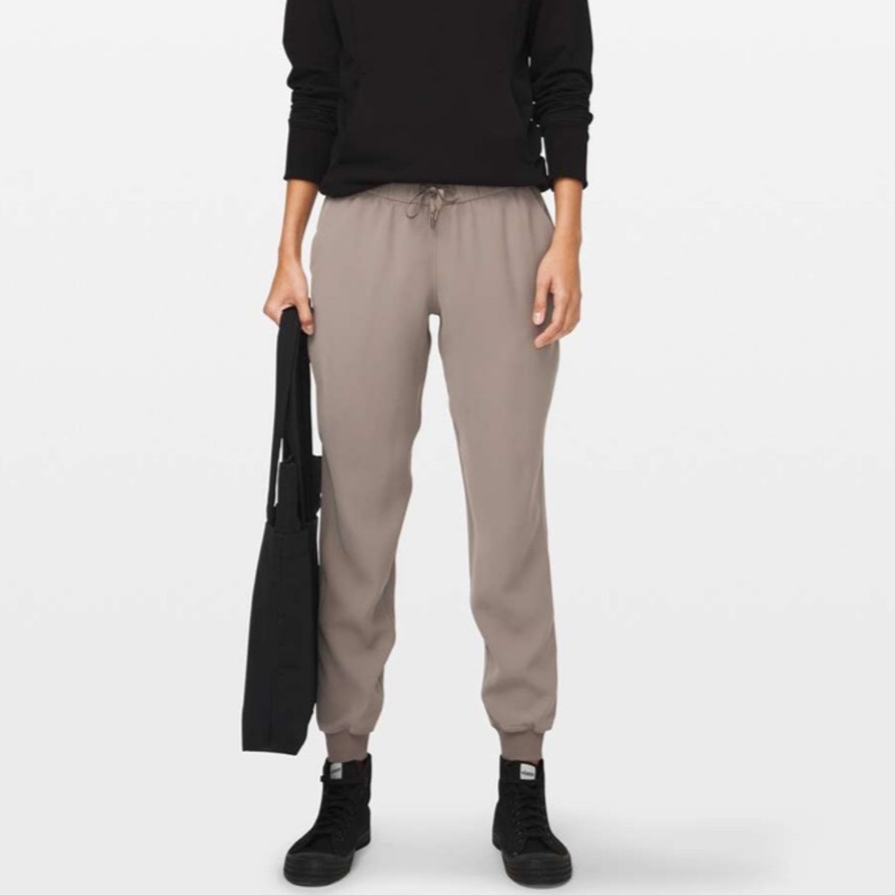 Lululemon On the Fly Jogger- woven
Carbon Dust